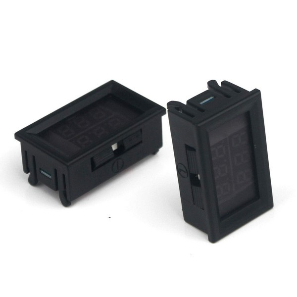 Termometr panelowy - widok z tyłu i przewody